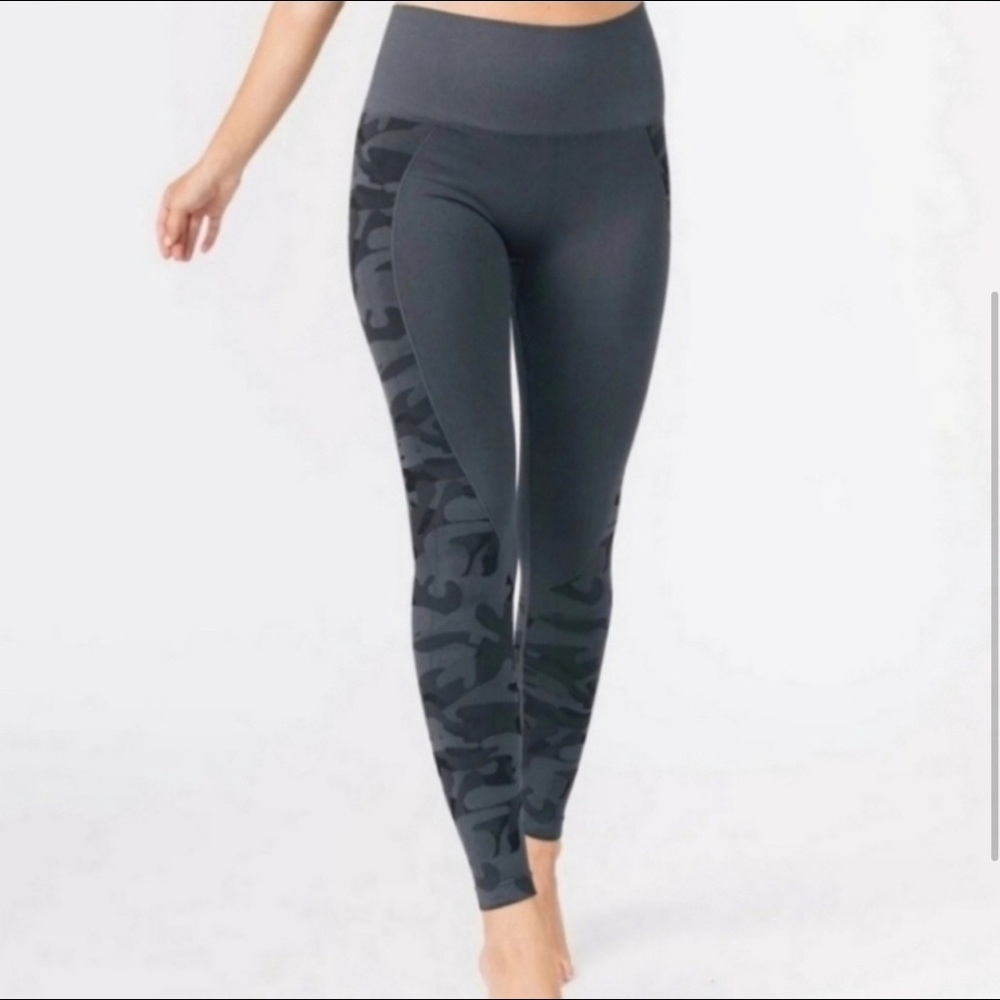 Zyia Active Camo Leggings - never worn - S